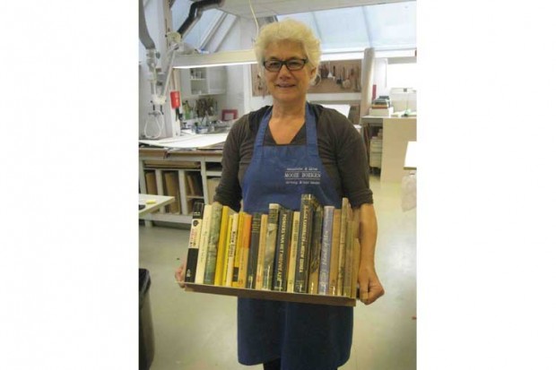 Boekenschep: een halve meter boek uit uw boekenkast ‘scheppen’ zonder risico! Boekenschep: een halve meter boek uit uw boekenkast ‘scheppen’ zonder risico!